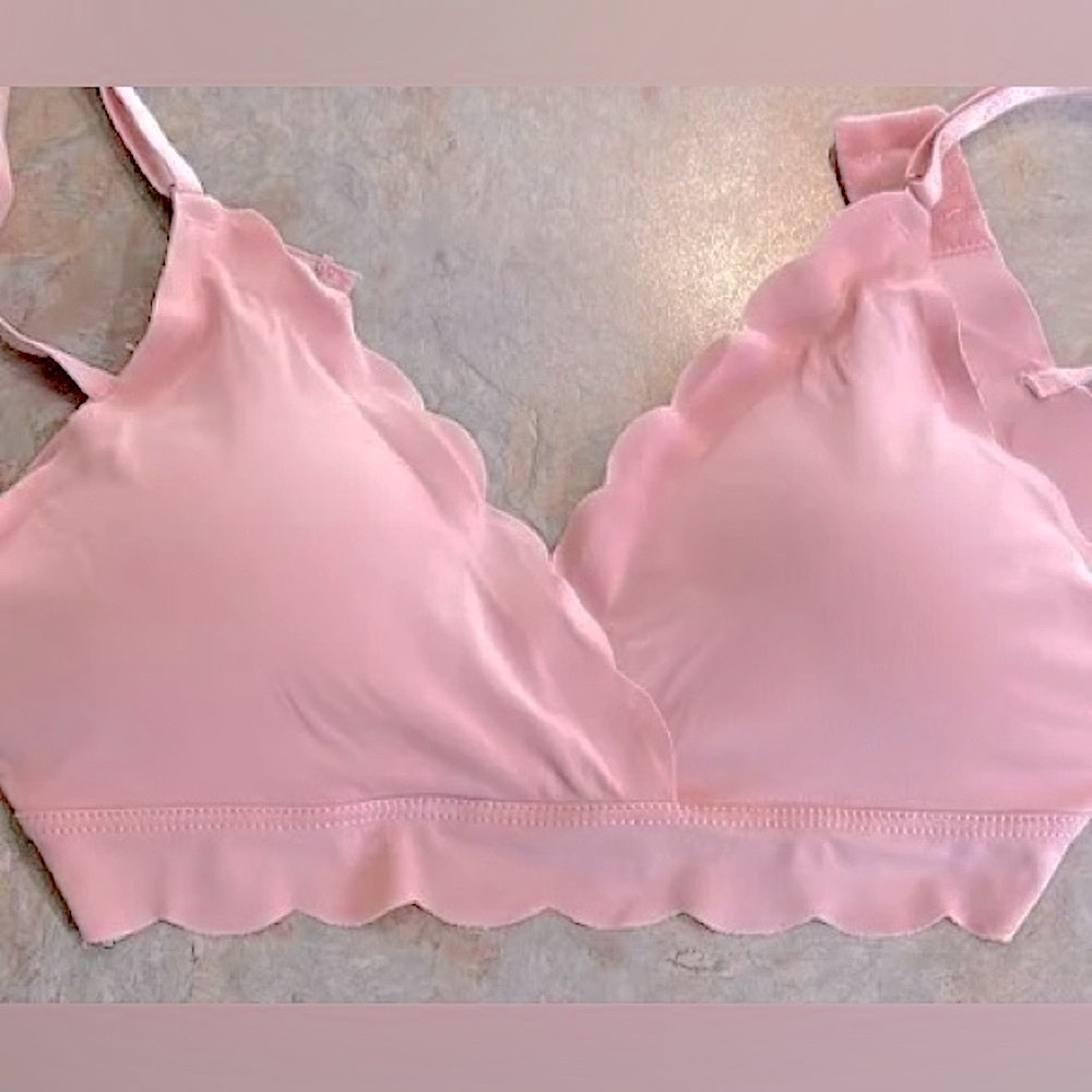 NWOT~Danskin Intimates Super Soft Pink Scalloped Barely There Smoothing Bra - Picture 2 of 8